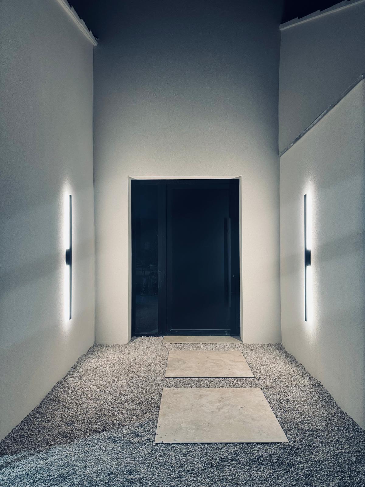 Entrée design éclairage LED, porte noire, sol béton ciré – réalisation GF2 Martigues